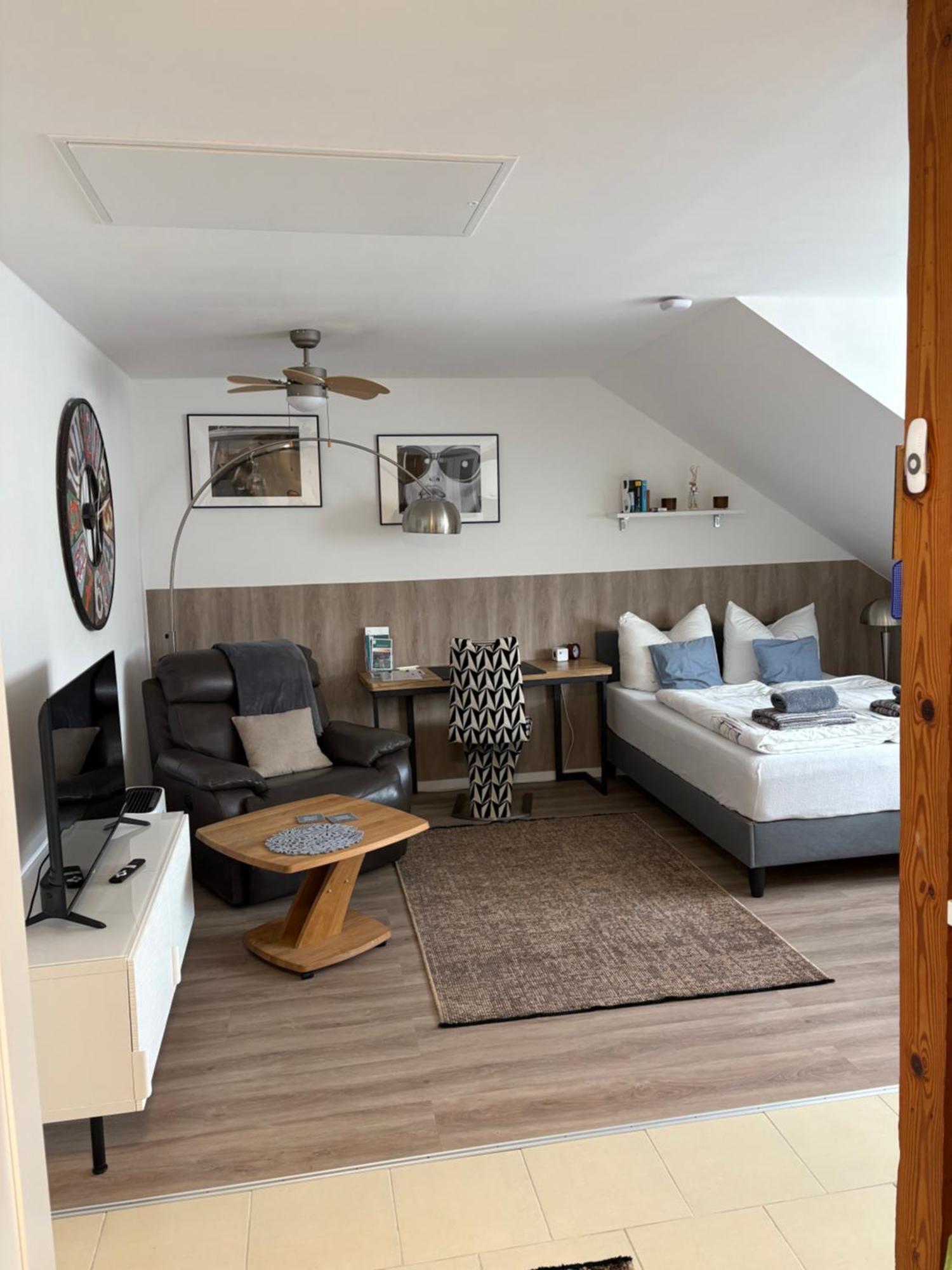 Grosse Gemuetliche Ferienwohnung Mit Klimaanlage, Parkplatz Inklusive Top ! Fürth Exterior foto