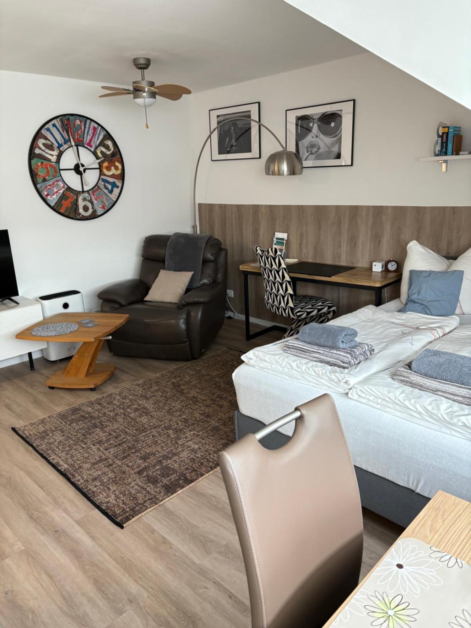 Grosse Gemuetliche Ferienwohnung Mit Klimaanlage, Parkplatz Inklusive Top ! Fürth Exterior foto